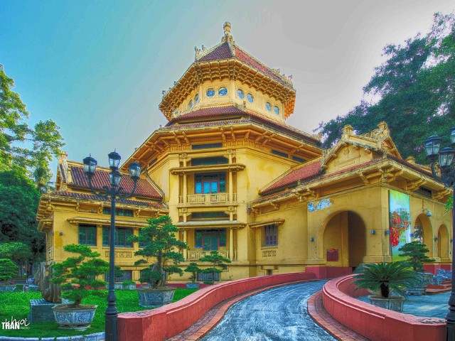 Bảo tàng Lịch sử Quốc gia tổ chức các khu trưng bày theo các chủ đề khác nhau như thời kỳ tiền sử, thời đại phong kiến, thời kỳ thuộc Pháp,... mỗi khu trưng bày đều mang lại cho bạn cái nhìn tổng quan và sâu sắc về những giai đoạn lịch sử quan trọng của dân tộc.