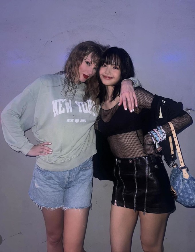 Lisa gặp Taylor Swift sau khi kết thúc show diễn tối 3/3. Cô đăng ảnh chụp cùng đàn chị trên Instagram, nhận xét liveshow tuyệt vời. Ảnh: Instagram/Lisa
