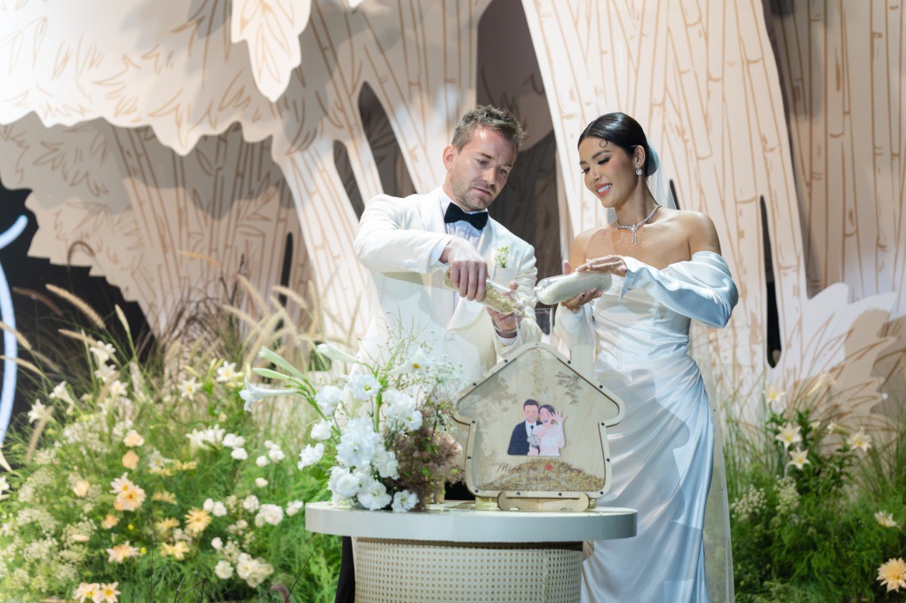 Minh Tú và bạn đời thực hiện nghi thức rót gạo.