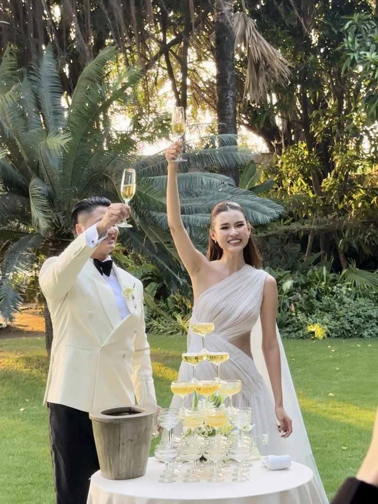 Hình ảnh Cao Thiên Trang và ông xã Văn Tiến hạnh phúc trong hôn lễ.