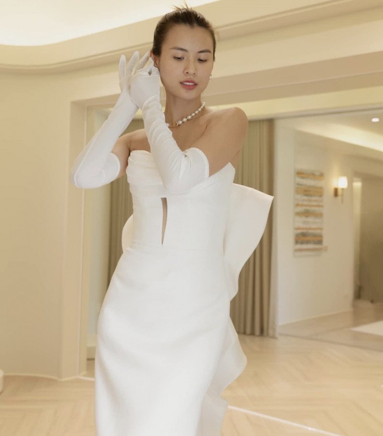 Cao Thiên Trang diện 4 mẫu váy cưới cùng tông màu trắng.