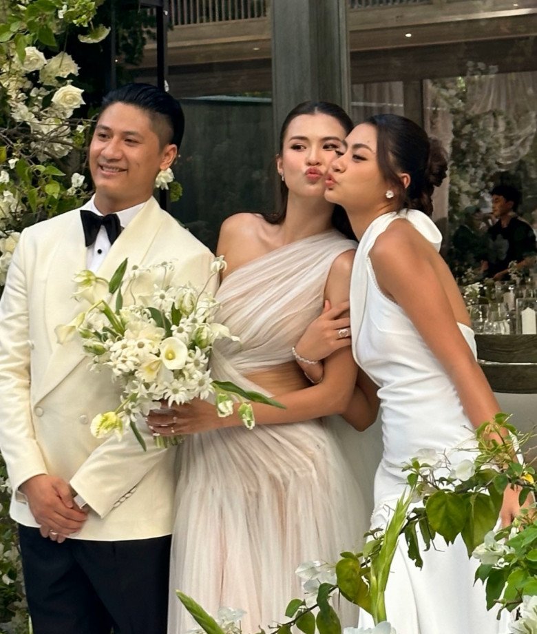 Hoa hậu Bùi Xuân Hạnh nhí nhảnh bên cô dâu.