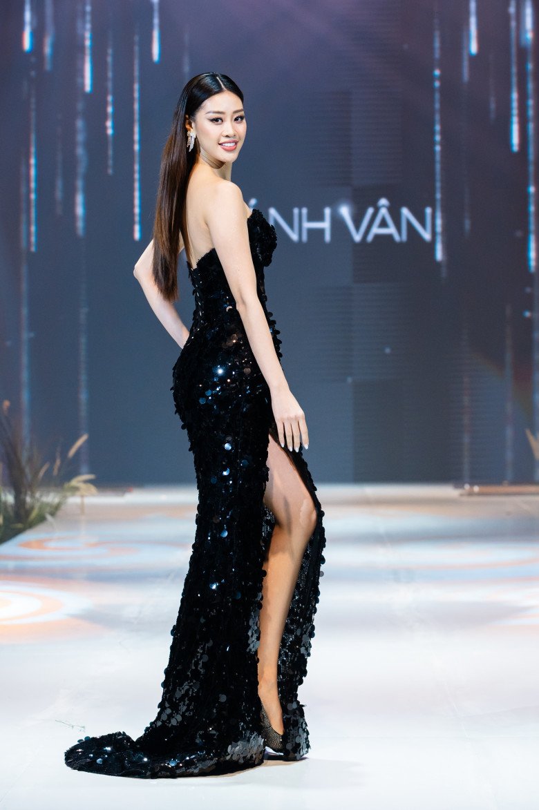 Hoa hậu Nguyễn Trấn Khánh Vân xinh đẹp, gợi cảm với chiếc váy sequins màu đen lấp lánh.