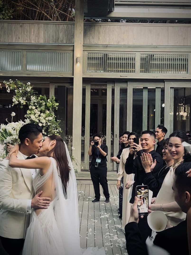 Khoảnh khắc vợ chồng Cao Thiên Trang trao nụ hôn ngọt ngào.