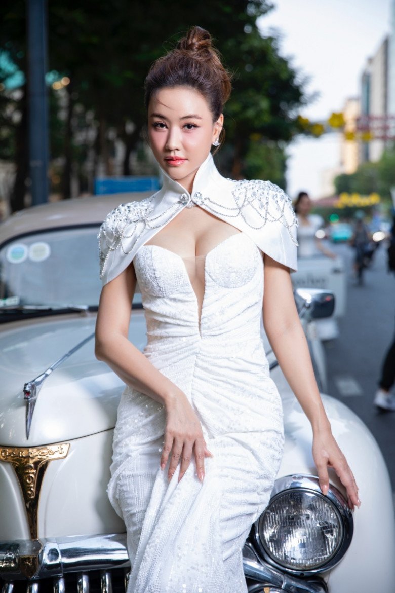 Nữ diễn viên diện váy trắng bó sát, cắt xẻ ngực táo bạo tại LHP Quốc tế TP.HCM 2024. 