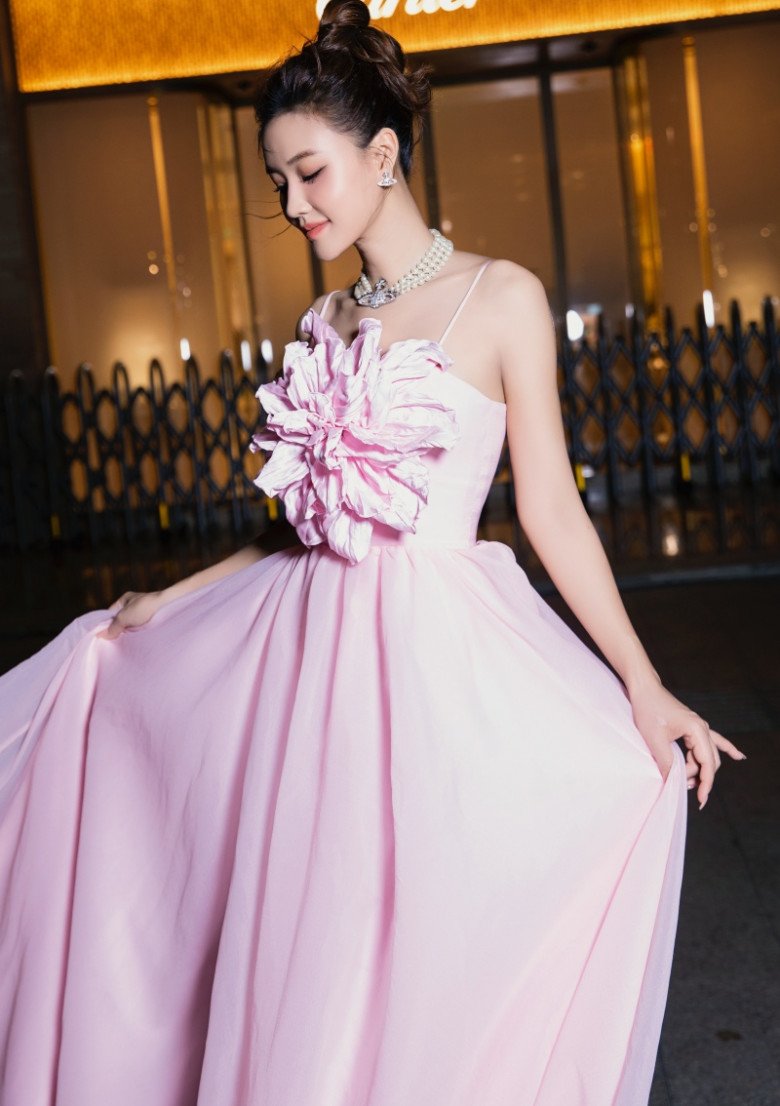 Sau đó, cô và ekip phải thay đổi trang phục ngay lập tức để tham dự buổi giới thiệu phim.