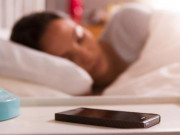 Sức khỏe - Ngủ cạnh điện thoại có gây ung thư? Nên để điện thoại bao xa mới tránh gây hại cho sức khỏe?