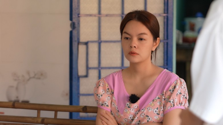 Ngồi quan sát 2 chị em giải quyết mâu thuẫn từ xa và cảm thấy khó xử trước chủ nhà, Phạm Quỳnh Anh lên tiếng: “Xin lỗi bác với chị gái nhé. Đã xuống tới đây ở rồi mà bây giờ mà phải còn phân xử chuyện con cái”.