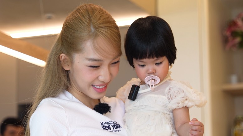 Thử thách lần này cũng cho thấy “nỗi sợ” của nữ ca sĩ là sống trong hoàn cảnh có thêm 1 con nữa. Emily cũng chia sẻ với chương trình, bản thân cũng từng được người thân, bạn bè hỏi về việc có ý định sinh thêm 1 bé nữa hay không, trả lời cho những câu hỏi này, nữ ca sĩ cho biết, đều “lắc đầu” không muốn. 