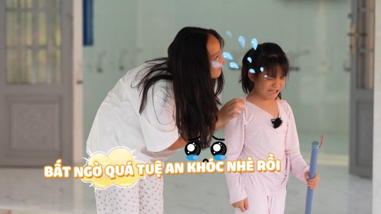 Nhầm tưởng Tuệ An sẽ vui mừng và cảm thấy thú vị trước cách xuất hiện bất ngờ này, thì cô bé lại mếu máo, bật khóc và cho biết bản thân không vui vì hành động của chị gái.