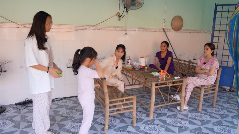 Thông cảm cho nữ ca sĩ, lúc này chủ nhà cũng lên tiếng cho biết đây là chuyện bình thường, bởi Tuệ An cũng đang ở tuổi “con nít mà thôi”. 