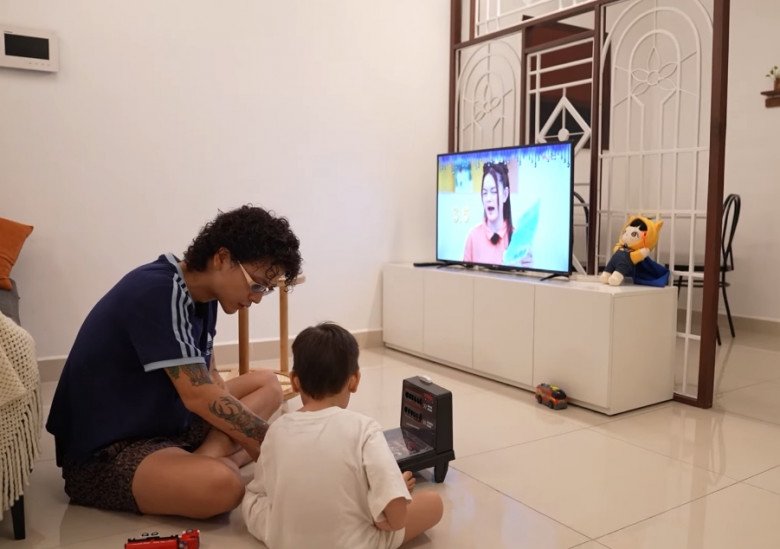 Trong tập này, cô thấy may mắn hơn các nữ nghệ sĩ còn lại khi được “xả hơi” cùng bạn thân trong những chuyến vui chơi, để bố Vĩnh Hy chăm con trọn 1 ngày.