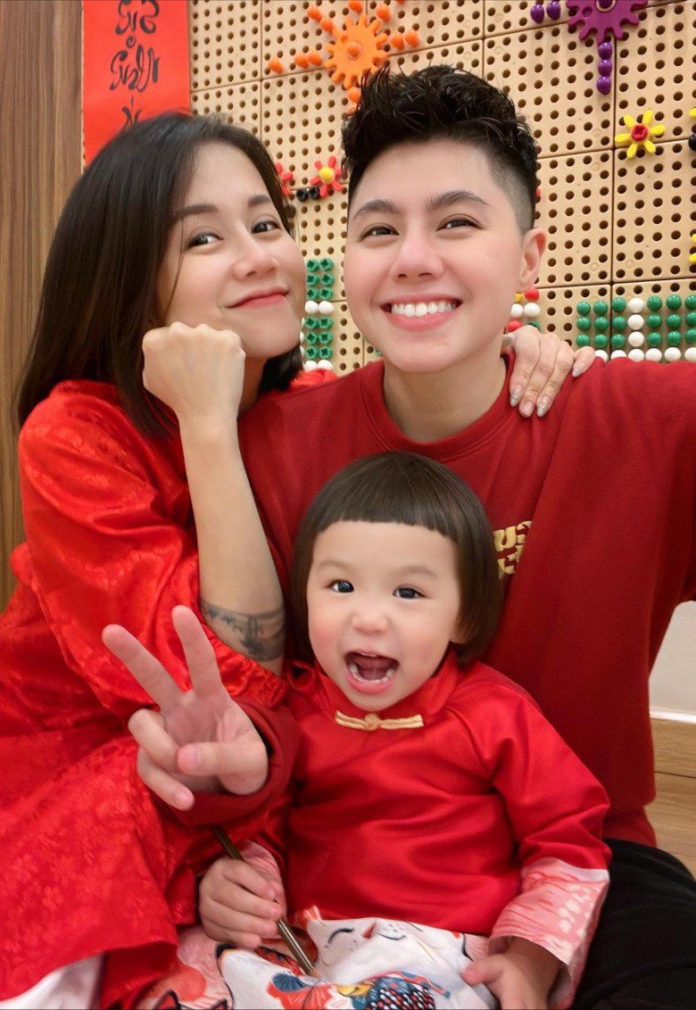 Sinh con với người yêu đồng giới, hot girl Việt đặt tên cho con gái 3 chữ mang họ Nguỵ cực kỳ hiếm, bé càng lớn càng xinh - 1