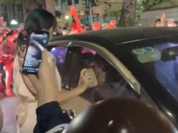 Nghi chồng chở nhân tình, người phụ nữ dùng gạch đá đập liên tục vào ôtô