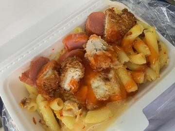 Cơm, mì nui gà trước cổng trường khiến 12 học sinh Nha Trang ngộ độc