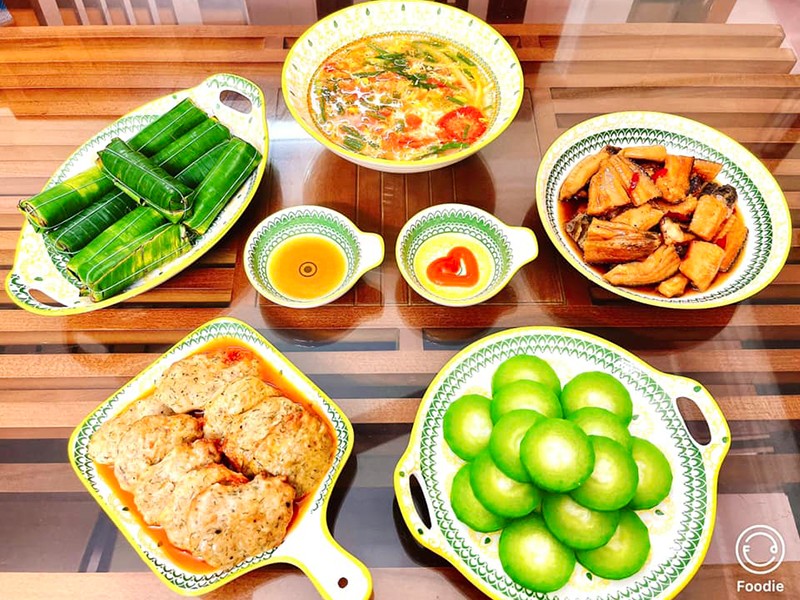 Chả cá sốt cà chua, nem chua, khô cá sốt chua ngọt, canh trứng cà chia, bí đao luộc.
