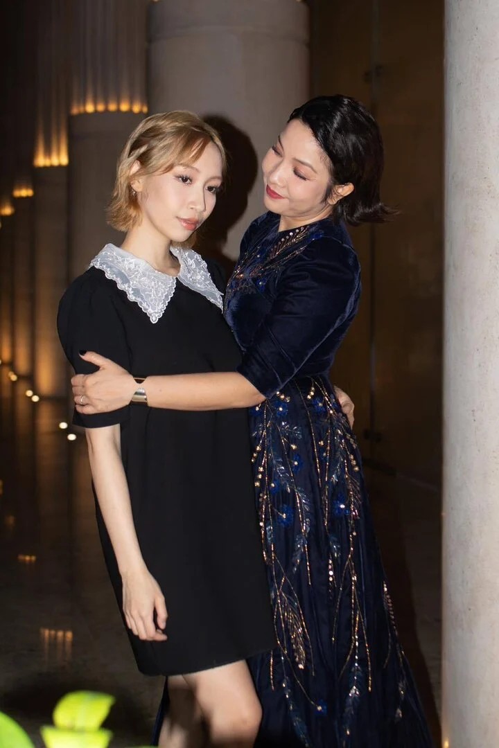 Mỹ Linh và con gái Mỹ Anh háo hức khi gặp gỡ CEO Apple.