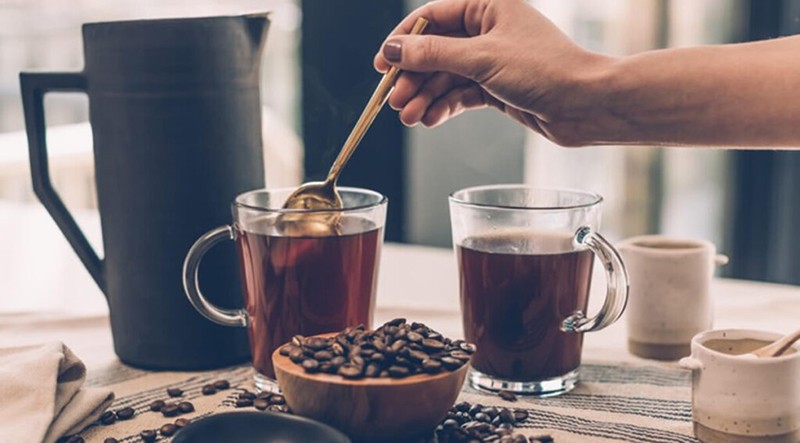 Nhiều nghiên cứu đã phát hiện ra, cà phê chứa caffein, giúp làm giảm lượng calo nạp vào và tăng cường trao đổi chất. Ngoài ra, caffeine còn giúp kích thích nhu động ruột nên rất tốt cho việc giảm cân.  

