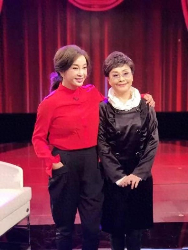 Lưu Hiểu Khánh (bên trái) trông như con gái của nữ nghệ sĩ Lý Cố Nghi (bên phải).