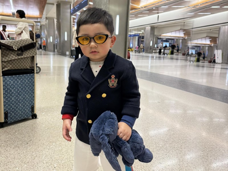 Mới đây, diễn viên Chi Bảo đăng tải hình ảnh con trai tại sân bay kèm theo chú thích: 'Đại ca lần đầu đến Mỹ'. Theo đó, bé Gia Khang được bố mẹ cho diện vest, phối kèm phụ kiện mắt kính trông cực kỳ điển trai. 

