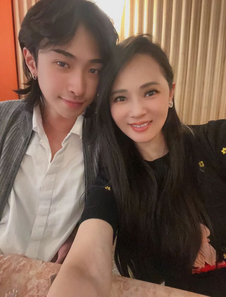 Sau khi giảm cân vừa đủ, cô được khen trông xinh đẹp và trẻ trung như chị gái của con trai.