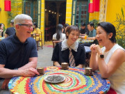 Giải trí - Khoảnh khắc Diva Mỹ Linh và con gái gặp gỡ Tim Cook, mọi động thái của CEO Apple đều "gây sốt"