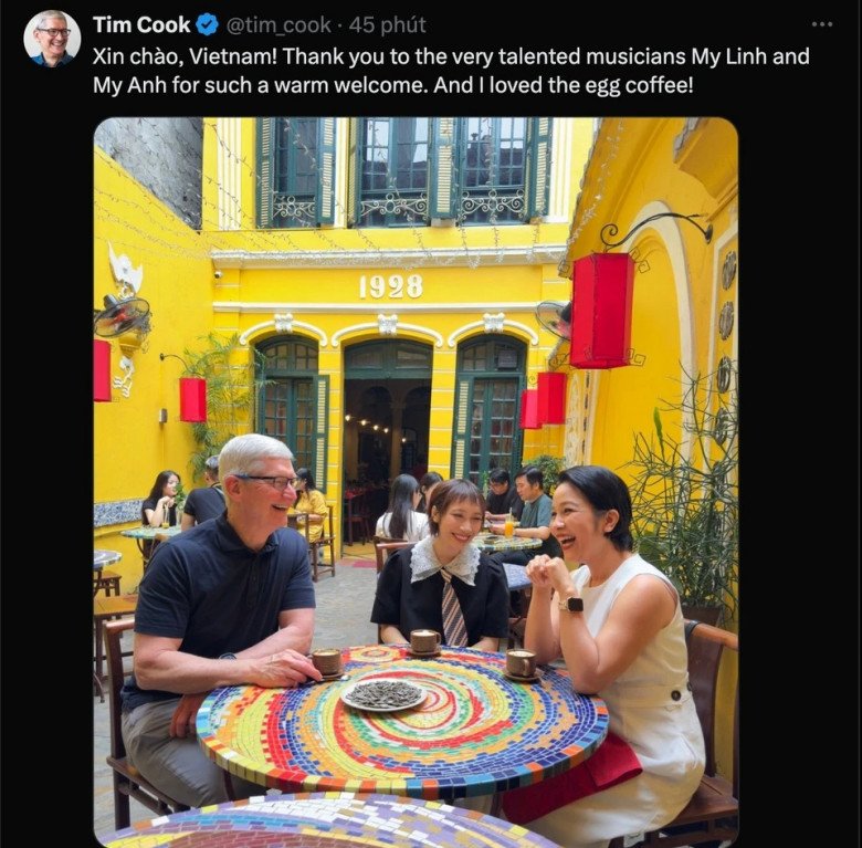 Tim Cook vui vẻ chia sẻ bài đăng lên mạng xã hội.