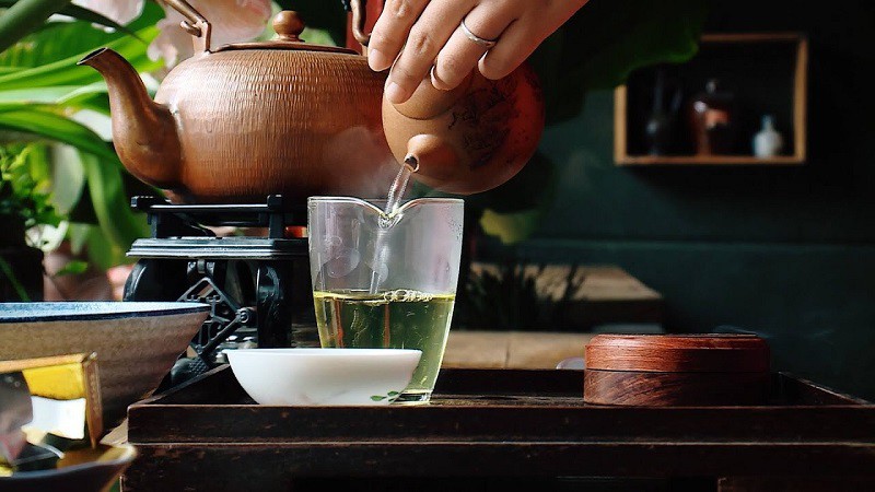 Trong nước trà xanh có hàm lượng cafein và polyphenol cao nên hỗ trợ duy trì sự tỉnh táo, kích thích trao đổi chất. Uống trà xanh mỗi ngày là cách giúp giảm cân, góp phần ngăn chặn hiện tượng tích mỡ, phòng ngừa ung thư.
