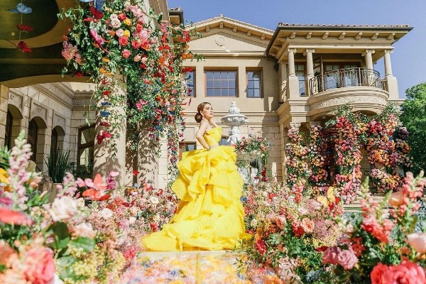 Lâu đài được trang trí hoàn toàn bằng hoa tươi.