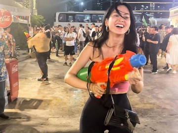 Bà mẹ Vbiz có con trai cao 1m8, vẫn tự tin diện đồ mỏng như giấy đi chơi té nước ở Thái Lan