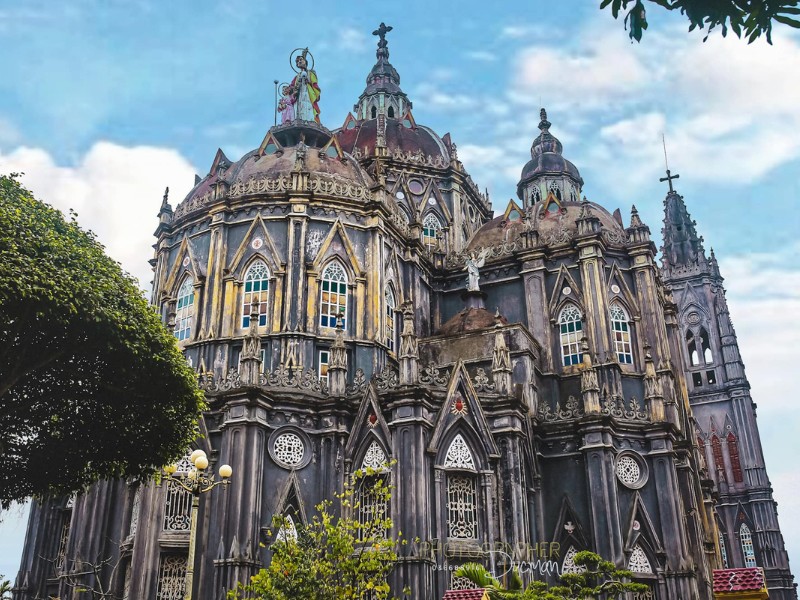Tại Nam Định, có một giáo xứ với lối kiến trúc đậm chất châu Âu, được du khách gọi tên “lâu đài cổ tích”, thực tế đây là giáo xứ Hưng Nghĩa – một nhà thờ đẹp ở Nam Định có tuổi đời hàng trăm năm. (Ảnh: Vũ Đức Mẫn)
