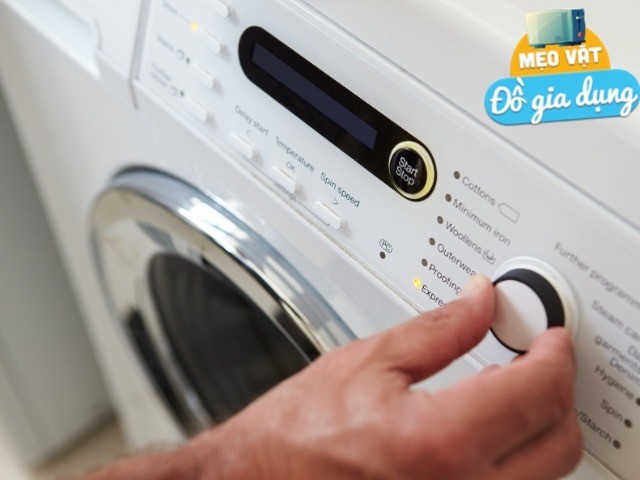 Trên máy giặt có một công tắc, bật nó lên tiết kiệm được một nửa tiền điện mỗi năm