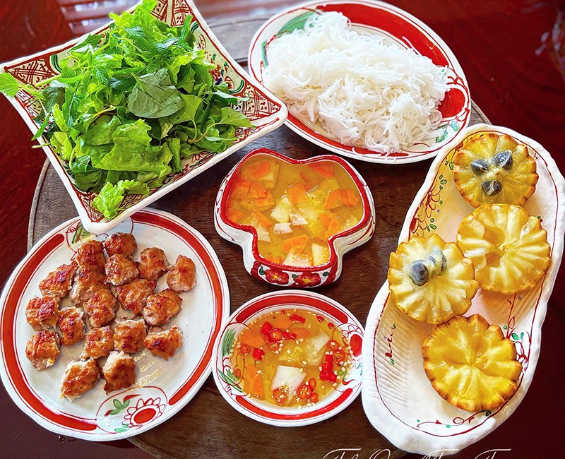 Bún chả hà nội - Tráng miệng: vú sữa hoàng kim.
