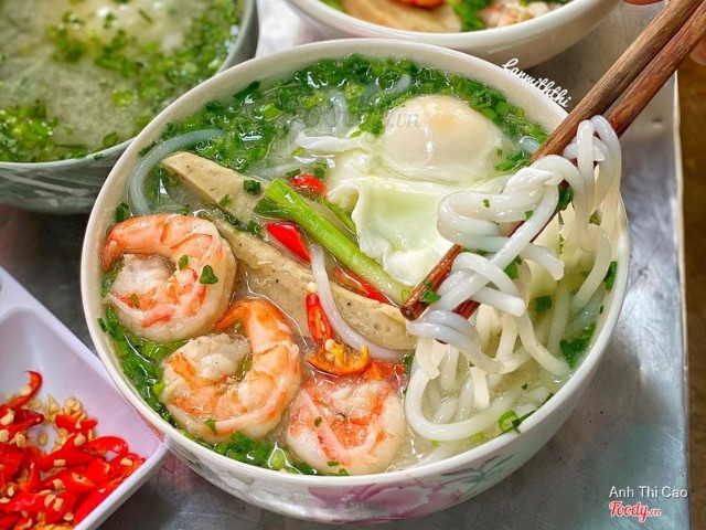 Bún ở đây được làm từ những nguyên liệu tươi ngon, được tuyển chọn kỹ lưỡng. Sợi bún dai dai, trắng mịn quyện cùng nước dùng thanh ngọt, đậm đà được ninh từ xương hầm. Thịt bò mềm thơm, chả giòn dai hòa quyện cùng vị ngọt tự nhiên của tôm tươi, tạo nên hương vị hài hòa khó quên.