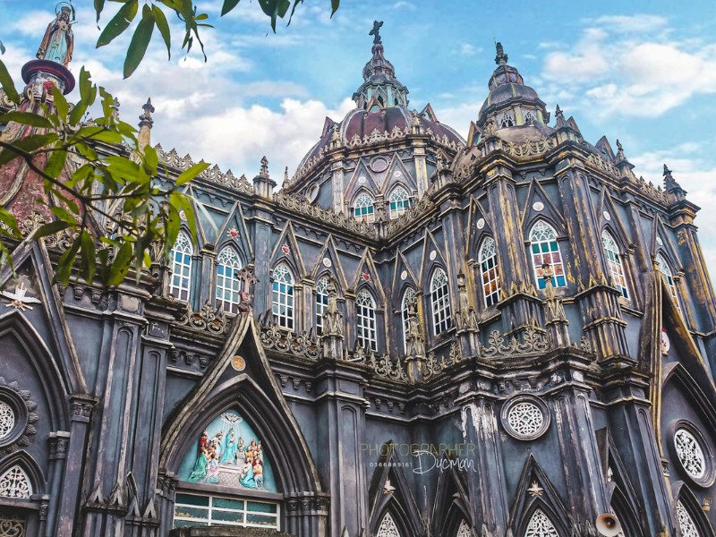 Nhà thờ Hưng Nghĩa tọa lạc thuộc xã Hải Hưng – Hải Hậu – Nam Định cách trung tâm thành phố khoảng 30km. (Ảnh: Vũ Đức Mẫn)
