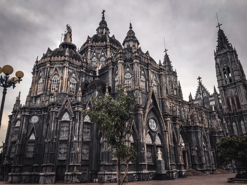 Nhà thờ Hưng Nghĩa Nam Định luôn khiến người ta phải trầm trồ trước kiến trúc Gothic mái vòm mang vẻ đẹp bí ẩn và lạ lẫm. (Ảnh: Long Leo)
