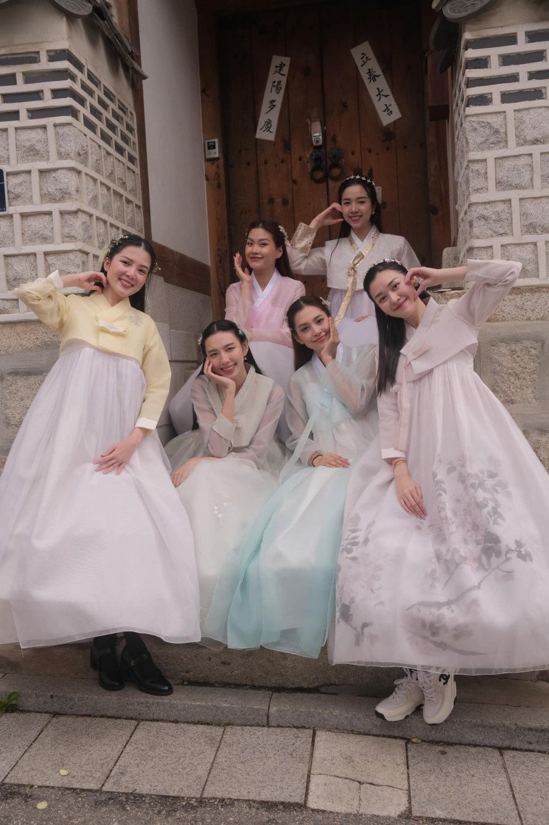 Đặt chân tới Hàn Quốc, các nàng Hậu đã tung ngay ảnh diện Hanbok, với lối trang điểm nhẹ nhàng hội bạn thân ai nấy cũng đều xinh đẹp, sang xịn như bước ra từ trong phim. 