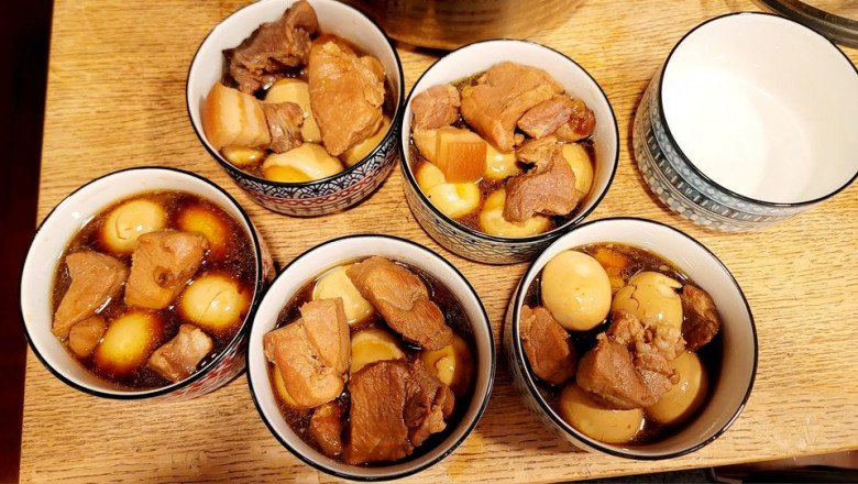 Chồng Thu Phương kho thịt với trứng, chia sẵn từng phần cho các con để dễ hâm nóng. Món ăn truyền thống của Việt Nam được ông bầu lai này làm rất thuần thục.