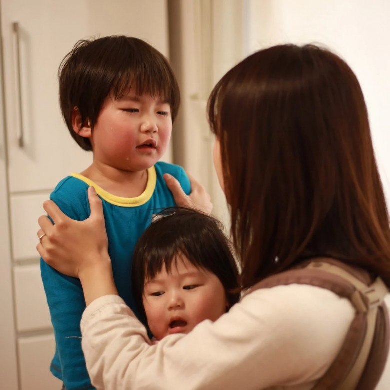 Giáo dục gia đình không công bằng là nguyên nhân khiến con trẻ hình thành tính cách xấu (Ảnh minh hoạ).