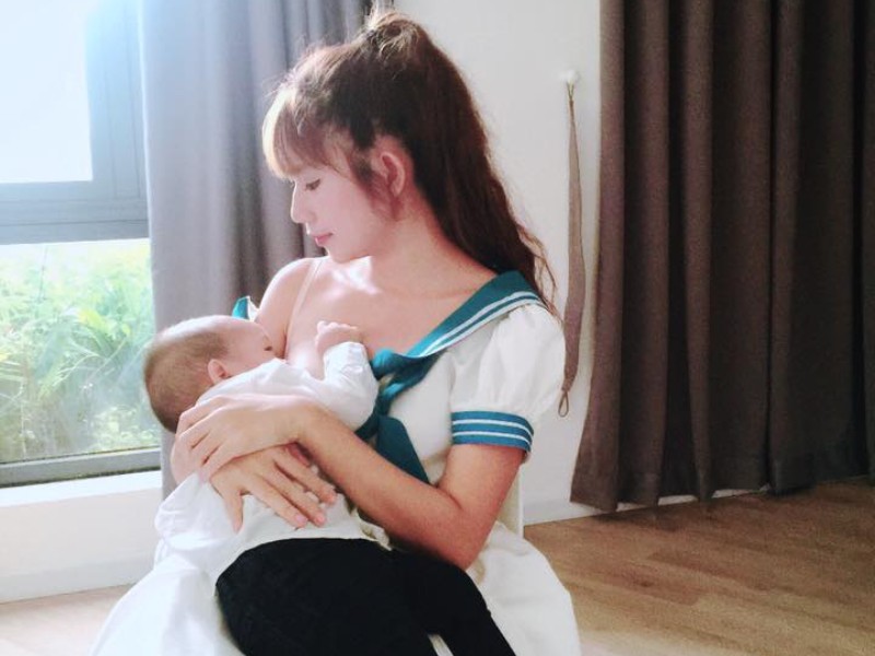 Minh Hà - bà xã Lý Hải từng gây tranh cãi vì bức ảnh mở áo cho con ti sữa vào năm 2017. Nhiều người còn cho rằng mẹ 4 con chỉ mượn cớ cho con bú để khoe ảnh gợi cảm, lại cố tình chọn váy thủy thủ.
 
