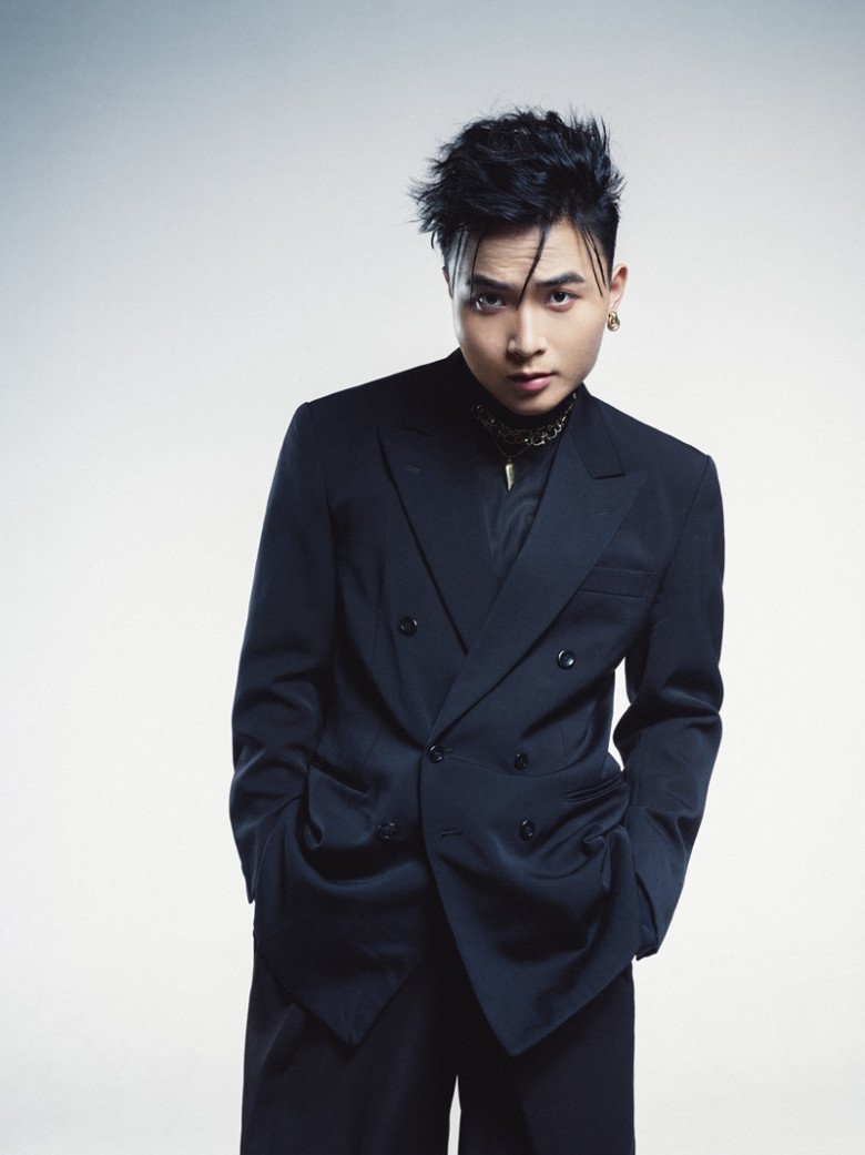 Cái tên tiếp theo là HuyR đã. Ca sĩ Yêu 5 nói chưa dám khẳng định bản thân mang đến màu sắc gì khi tham gia chương trình nhưng chắc chắn là những gì tốt nhất. HuyR nói thêm, anh là một người chân thật và yêu đời, đôi lúc “vô tri” và mong muốn lan tỏa sự yêu đời cho mọi người.