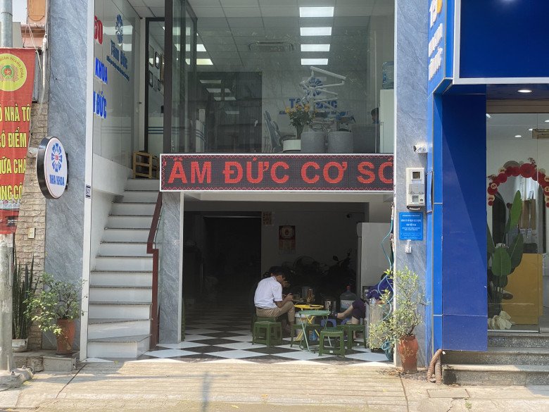 Bà Vân vẫn hàng ngày bán trà đá dưới căn nhà mặt phố hàng chục tỷ đồng.