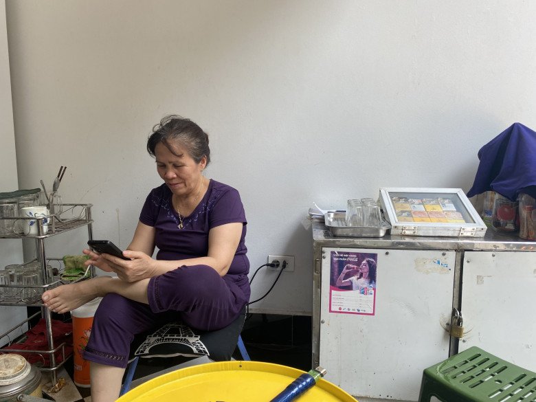 Bà Vân thậm chí không quan tâm quá nhiều đến việc hàng nước của mình hàng ngày có đông khách hay không.