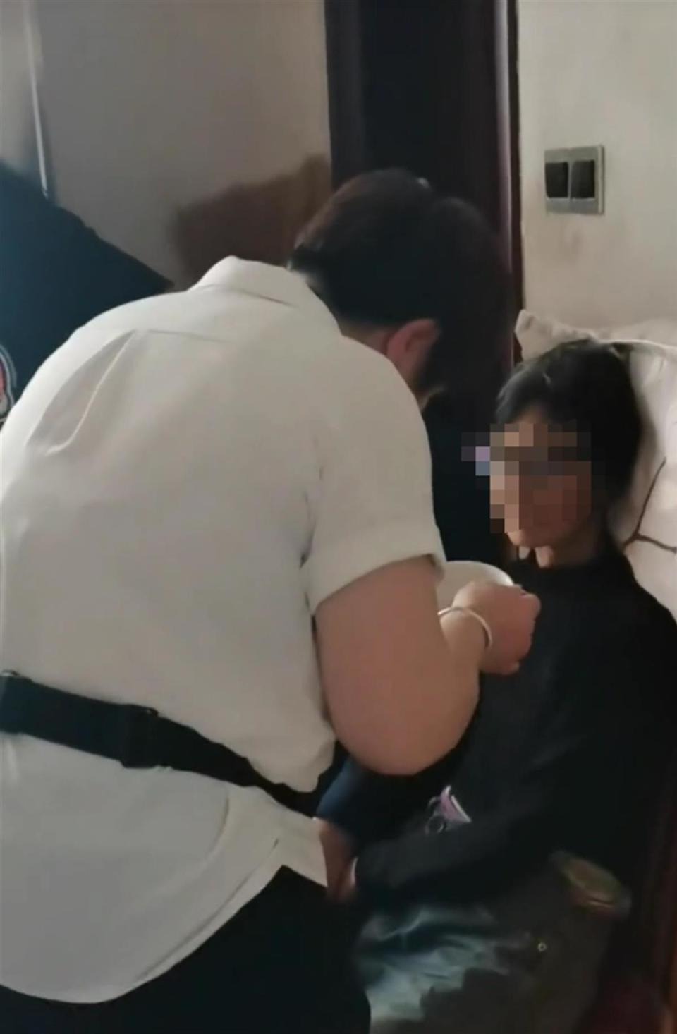 Bà Peng đã được gia đình đón về nhà (ảnh cắt từ video).