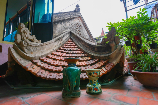 Phần mái ngói được giữ nguyên thiết kế.