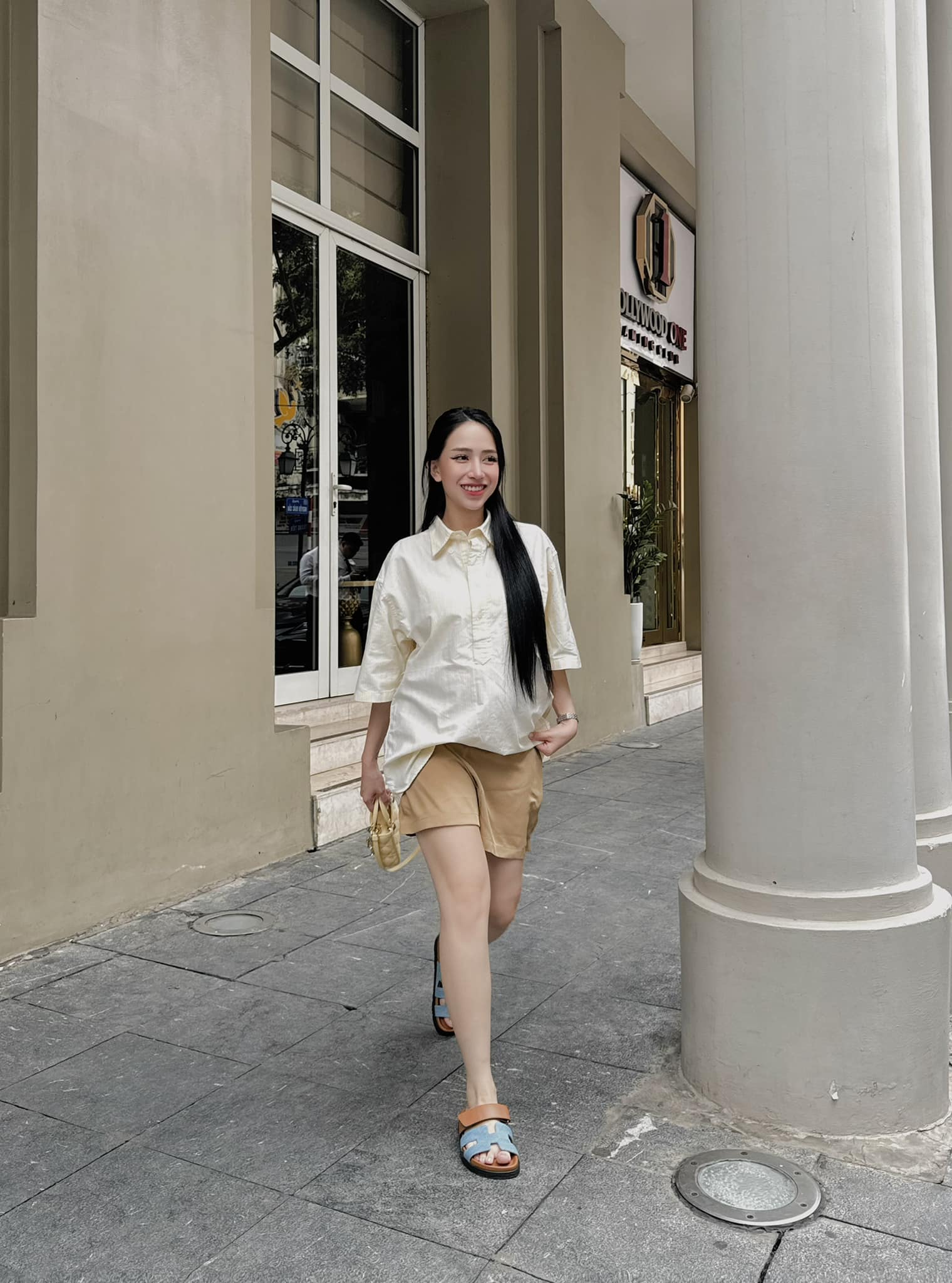 Ngay cả khi mượn áo của chồng chụp hình thì mẹ bầu vẫn đẹp rạng ngời.