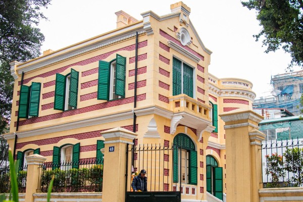 Biệt thự mang hai màu đỏ, vàng chủ đạo sau khi trùng tu.