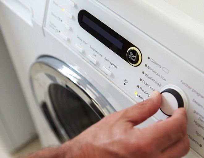 Trên máy giặt có một công tắc, bật nó lên tiết kiệm được một nửa tiền điện mỗi năm - 1