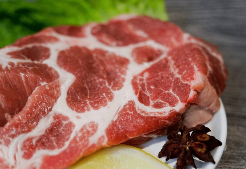 Thịt vai giòn nằm ở trên sống lưng trên lưng lợn, là phần phân bố xen kẽ giữa thịt nạc và thịt mỡ. Phần thịt này rất giòn, ngon, lại không hề béo nên được nhiều người ưa chuộng.
