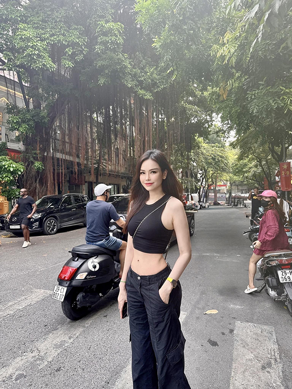 Trong một lần trở về Việt Nam, cựu người mẫu khoe vòng eo đẹp khiến nhiều người qua đường phải ngoái nhìn.